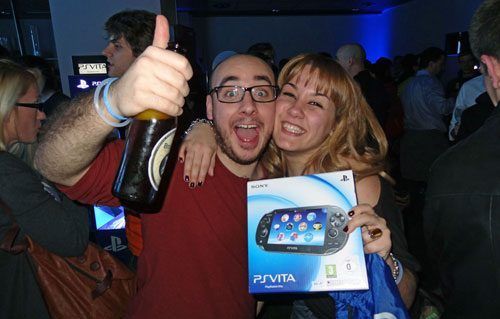 AlfaBetaJuega con su PS Vita en la presentación en Madrid