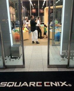 Entrada a la Tienda Square Enix en Shinjuku