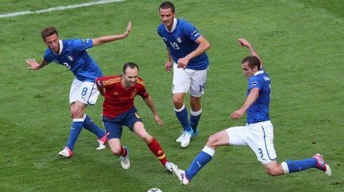 Iniesta rodeado de italianos