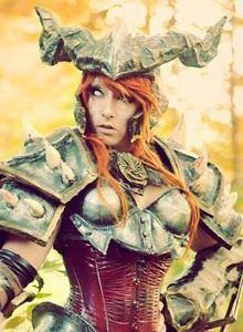 Alucinante cosplay femenino de Bárbaro de Diablo III