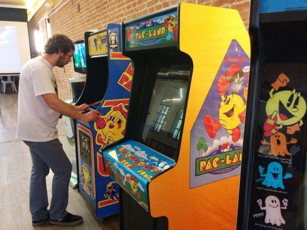 PAC MAN RETRO ARCADE