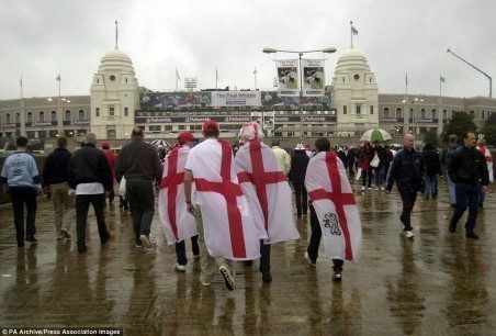 Hinchas ingleses de camino al estadio